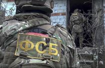 Spezialkräfte des russischen Geheimdienstes FSB suchen nach Terror-Verdächtigen.