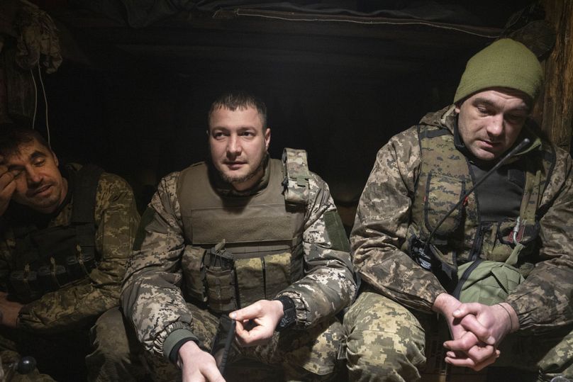 Ukrainische Soldaten der 71. Jägerbrigade unterhalten sich in einem Unterstand an der Frontlinie in der Nähe von Awdijiwka, Region Donezk, Ukraine, Freitag, 22. März 2024.