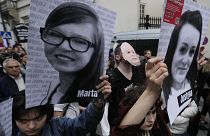 Pessoas protestam contra a lei restritiva do aborto na Polónia, em Varsóvia, Polónia, em junho de 2023.