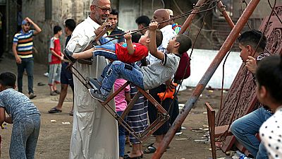 Symbolbild: Kinder spielen auf Schaukeln während der Eid al- Fitr-Feierlichkeiten, die das Ende des heiligen muslimischen Fastenmonats Ramadan markieren, 2018.