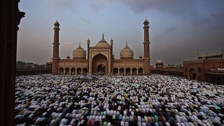المسلمون في الهند يؤدون صلاة العيد في المسجد الجامع التاريخي في نيودلهي