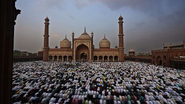 المسلمون في الهند يؤدون صلاة العيد في المسجد الجامع التاريخي في نيودلهي