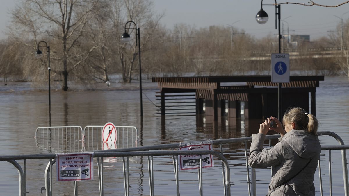 Russia’s emergency chief visits flood-hit region as Kremlin warns of further flooding thumbnail