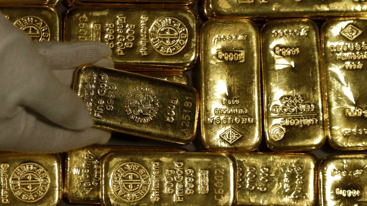 Mitarbeiter des Goldhauses ProAurum bereiten 0,5 kg schwere Goldbarren mit einem Feingehalt von 999,9 im Tresorraum in München, Deutschland, Donnerstag, 13. Dezember 2018, vor. 