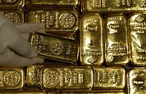 موظفو بيت الذهب ProAurum يُعدون سبائك ذهبية بوزن 0.5 كغم بنقاء 999.9 في غرفة صناديق الودائع الآمنة في ميونيخ، ألمانيا ـ أرشيف