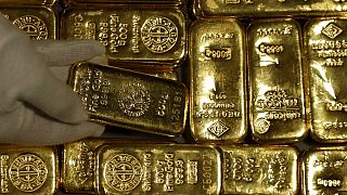 Empleados de la casa de oro ProAurum preparan lingotes de oro de 0,5 Kg de 999,9 de pureza en la sala de cajas de seguridad en Múnich, Alemania, el jueves 13 de diciembre de 2018. 