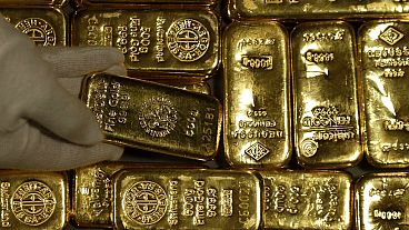 Empleados de la casa de oro ProAurum preparan lingotes de oro de 0,5 Kg de 999,9 de pureza en la sala de cajas de seguridad en Múnich, Alemania, el jueves 13 de diciembre de 2018. 