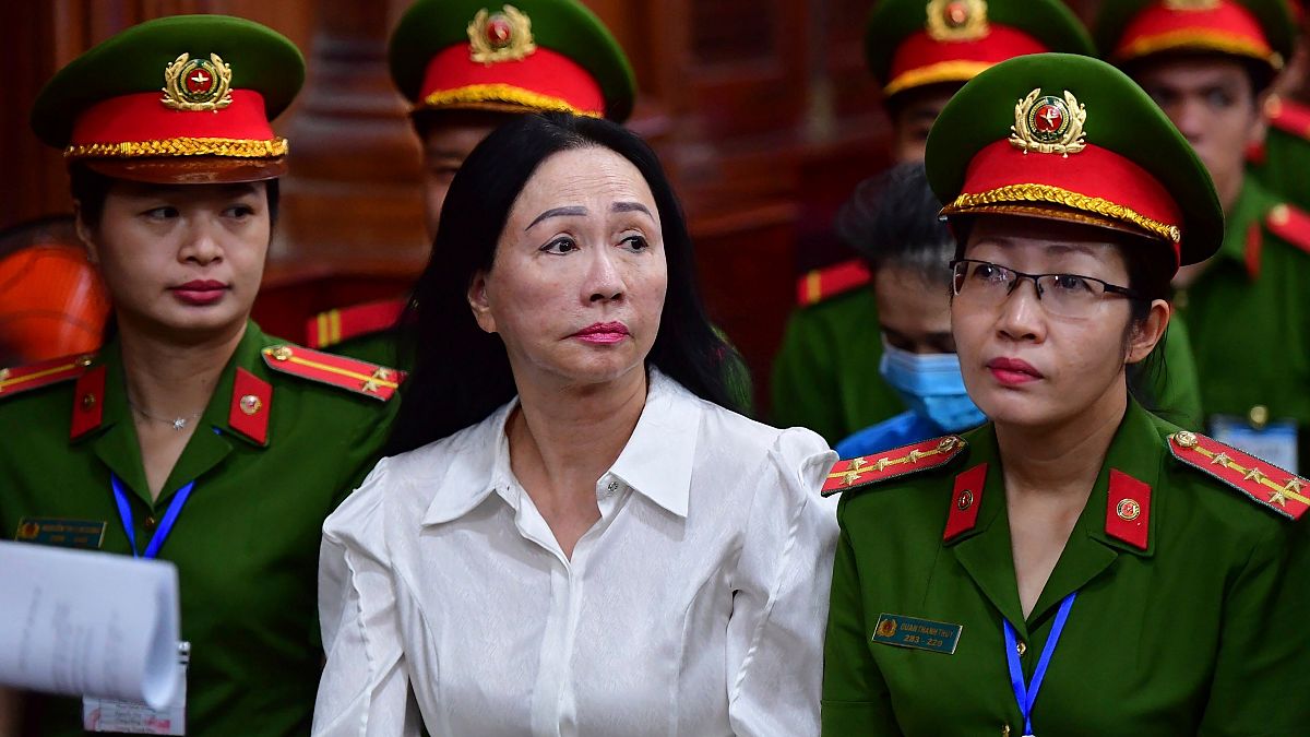 سيدة الأعمال الفيتنامية ترونغ مي لان تحضر المحاكمة في مدينة هوتشي من بفيتنام يوم 11 نيسان / أبريل 2024