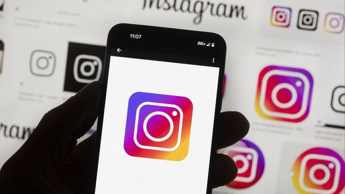 Логотип Instagram на мобильном телефоне в Бостоне, США, 14 октября 2022 года.