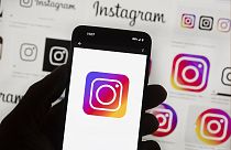 O logótipo do Instagram é visto num telemóvel em Boston, EUA, a 14 de outubro de 2022.