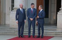 Charles Michel, presidente del Consejo Europeo junto al presidente del Gobierno de España, Pedro Sánchez y el primer ministro de Polonia, Donald Tusk