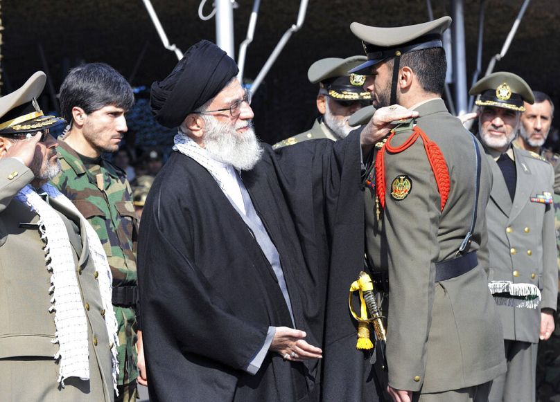 Khamenei a hadsereg vezérkarával