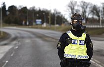 Un agente de seguridad sueco con una máscara de gas 