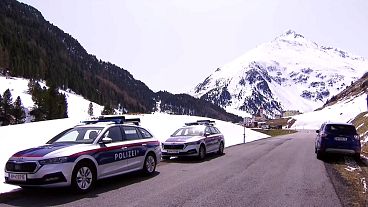 Австрийская полиция на месте схода лавины, жертвой которого стали три туриста из Нидерландов