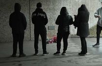 أشخاص يضعون الورود والشموع عند مكان إطلاق النار على رجل يبلغ من العمر 39 عاما في إحدى ضواحي ستوكهولم