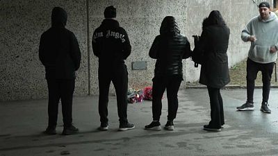 أشخاص يضعون الورود والشموع عند مكان إطلاق النار على رجل يبلغ من العمر 39 عاما في إحدى ضواحي ستوكهولم