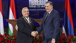 El Primer Ministro de Hungría, Viktor Orban, recibe la Orden de la República Srpska de manos del líder serbio de Bosnia, Milorad Dodik, durante su visita a Bania Luka