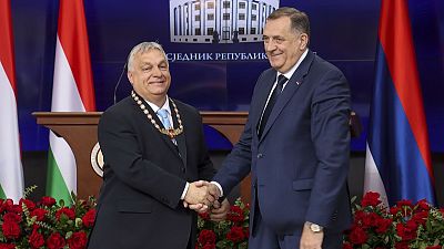 El Primer Ministro de Hungría, Viktor Orban, recibe la Orden de la República Srpska de manos del líder serbio de Bosnia, Milorad Dodik, durante su visita a Bania Luka
