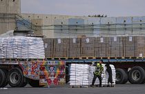 Грузовики с гуманитарной помощью проходят через зону досмотра на КПП Керем-Шалом на юге Израиля, март 2024 года.