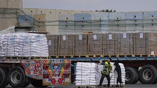 Грузовики с гуманитарной помощью проходят через зону досмотра на КПП Керем-Шалом на юге Израиля, март 2024 года.