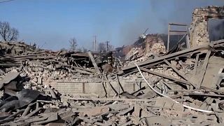 Destroços em Kharkiv após bombardeamentos russos