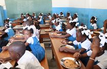 Niños recibiendo comida en la escuela en Puerto Príncipe