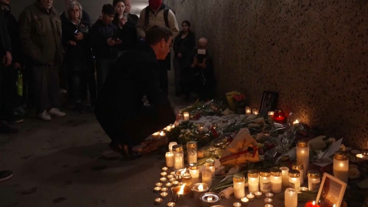 Премьер-министр Швеции посетил стихийный мемориал на месте убийства 39-летнего гражданина Польши.