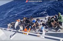  قارب يحمل مهاجرين قبالة جزيرة لامبيدوزا في البحر الأبيض المتوسط