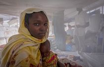 أطفال سودانيون يعانون من سوء التغذية يتم علاجهم في عيادة تابعة لمنظمة أطباء بلا حدود في مخيم ميتشي، تشاد، بالقرب من الحدود السودانية، الأحد 7 أبريل 2024.
