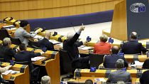 Miembros del Parlamento Europeo participan en una serie de votaciones mientras asisten a una sesión plenaria en el Parlamento Europeo en Bruselas, el miércoles 10 de abril de 2024. 
