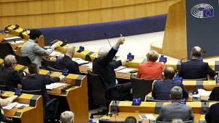 Μέλη του Ευρωκοινοβουλίου ψηφίζουν το Σύμφωνο Μετανάστευσης και Ασύλου.