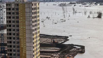 Уровень воды в Урале продолжает подниматься.