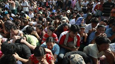 مواطنون من بورما يفرون بسبب القتال بين جنود بورما ومقاتلي عرقية كارين.