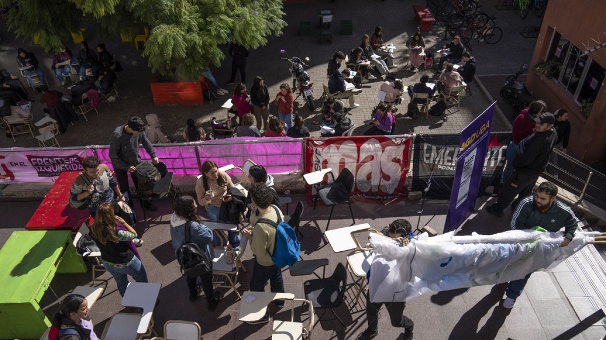 Estudiantes argentinos protestan contra los recortes de fondos