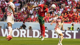 المغربي عبد الرزاق حمدالله يسدد الكرة برأسه نحو المرمى خلال مباراة كأس العالم لكرة القدم أمام وكرواتيا في قطر. 2022/11/23