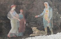 Truvalı Helen ile Paris'i tasvir eden bir fresk