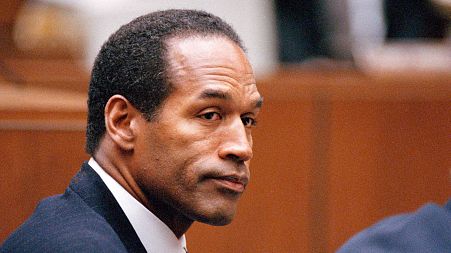 OJ Simpson sjedi na suđenju pred Vrhovnim sudom u Los Angelesu 22. srpnja 1994., gdje se izjasnio 
