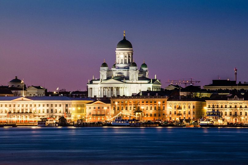 Visite os mais imponentes edifícios de Helsínquia a pé
