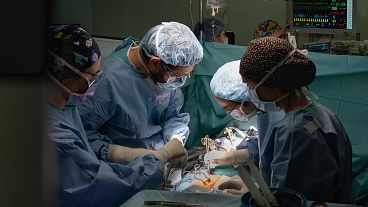 El Dr. Daniel Pereda (izquierda), durante la cirugía cardíaca robótica en el Hospital Clinic de Barcelona el 8 de abril de 2024.