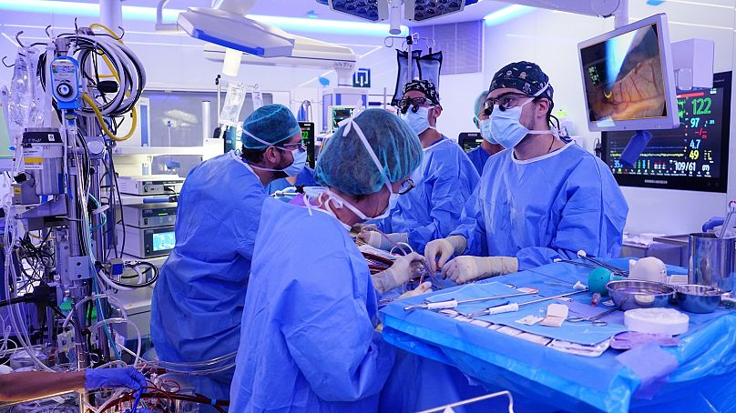 Dr. Daniel Pereda (second from the left), during a minimally invasive heart surgery at the Sant Joan de Déu Barcelona Hospital.