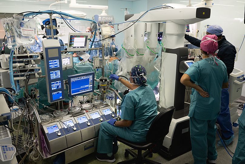 Momento de la operación en el Hospital Clínico de Barcelona el 8 de abril de 2024