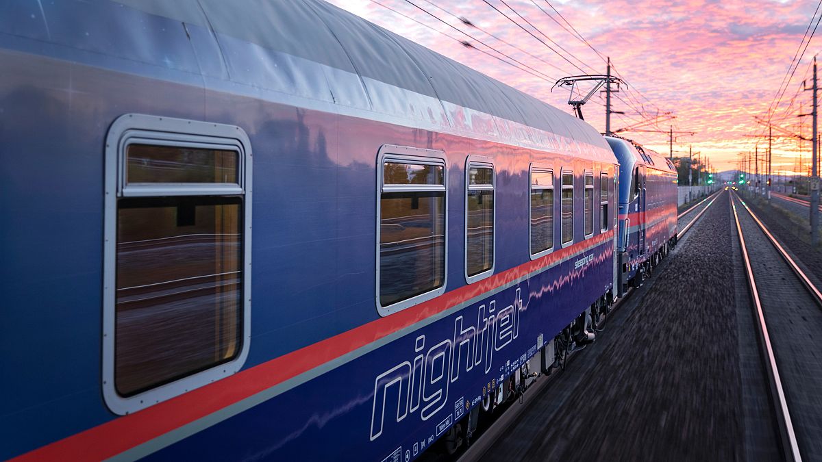 Os comboios noturnos com carruagem-cama Nightjet transportam passageiros por toda a Europa.