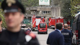 آتش‌نشانان ایتالیایی در بیرون از نیروگاه برق‌آبی انل