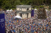Bandiere dell'Unione Europea e della Moldavia riempiono la piazza della Grande Assemblea Nazionale a Chisinau, in Moldavia (21 maggio 2023)
