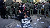 معترضان به احتمال لغو معافیت سربازی در اسرائیل و تابلویی که بر روی آن نوشته شده: «به زندان می‌رویم ولی به ارتش نه.»