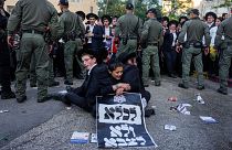 معترضان به احتمال لغو معافیت سربازی در اسرائیل و تابلویی که بر روی آن نوشته شده: «به زندان می‌رویم ولی به ارتش نه.»