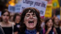 Bir kadın geçtiğimiz Eylül ayında Madrid'de düzenlenen Küresel İklim Grevi 'Fridays For Future' protestosuna katılıyor.
