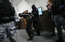A Crocus-támadás egyik gyanúsítottját FSZB-tisztek viszik a bíróság elé