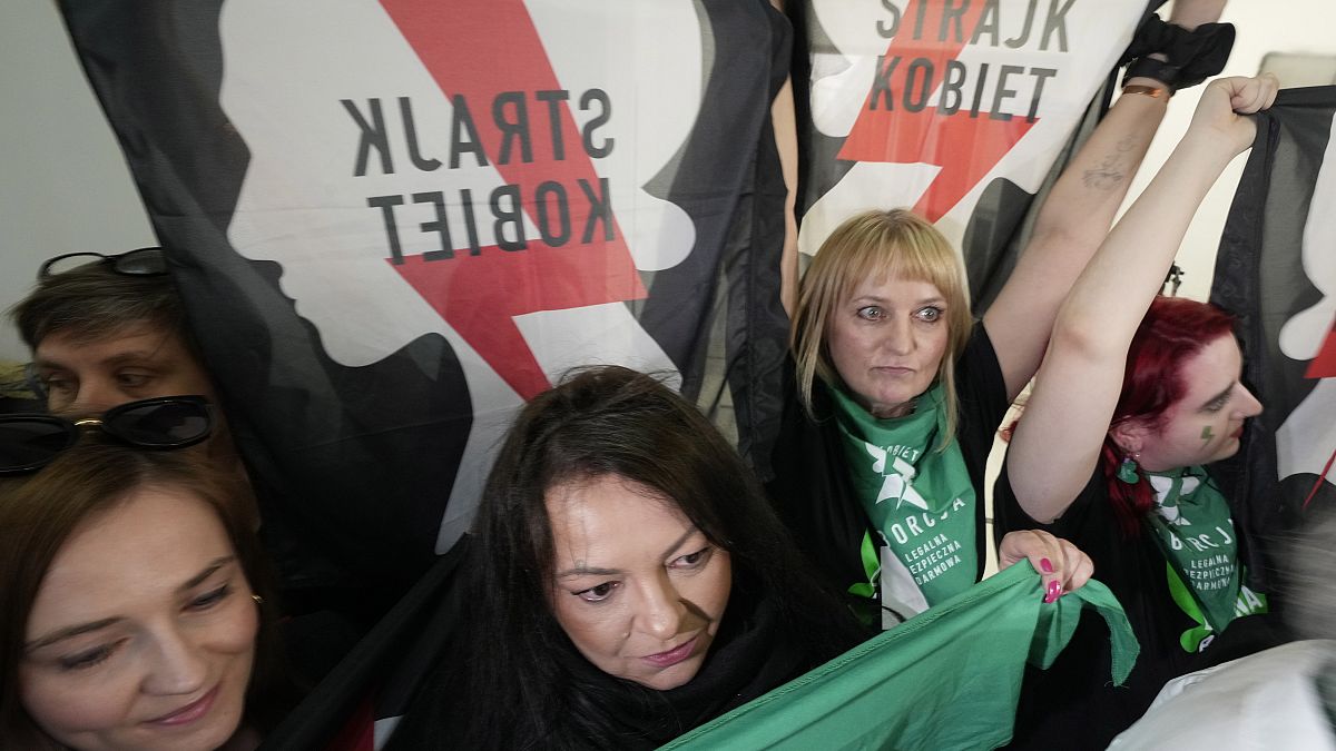Nőjogi aktivisták ünnepelnek Varsóban