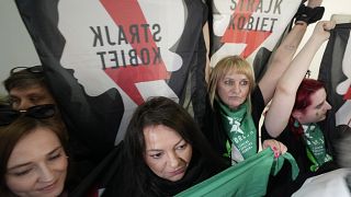 Nőjogi aktivisták ünnepelnek Varsóban